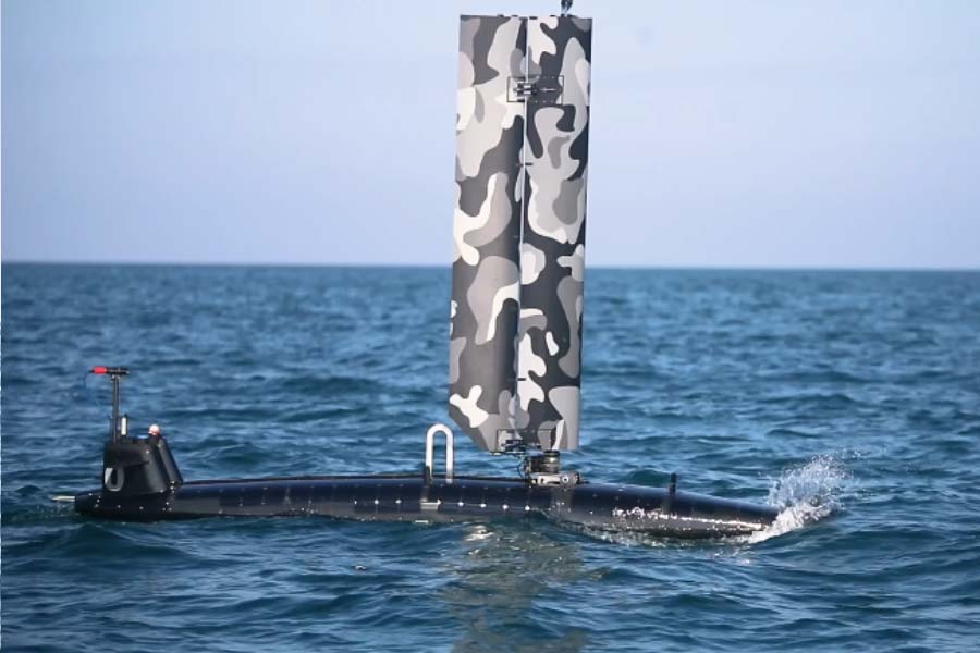 এই সামুদ্রিক বাহনে রয়েছে ‘আইএসআর’ প্রযুক্তি। অর্থাৎ ইন্টেলিজেন্স, সার্ভেল্যান্স এবং রিকনয়সাঁ। অর্থাৎ, এই যান নজরদারি চালানোর পাশাপাশি দ্রুত তথ্য সংগ্রহ করে এবং বিপদের আঁচ পেলে পাল্টা প্রতিরোধ করার ক্ষমতা রয়েছে।