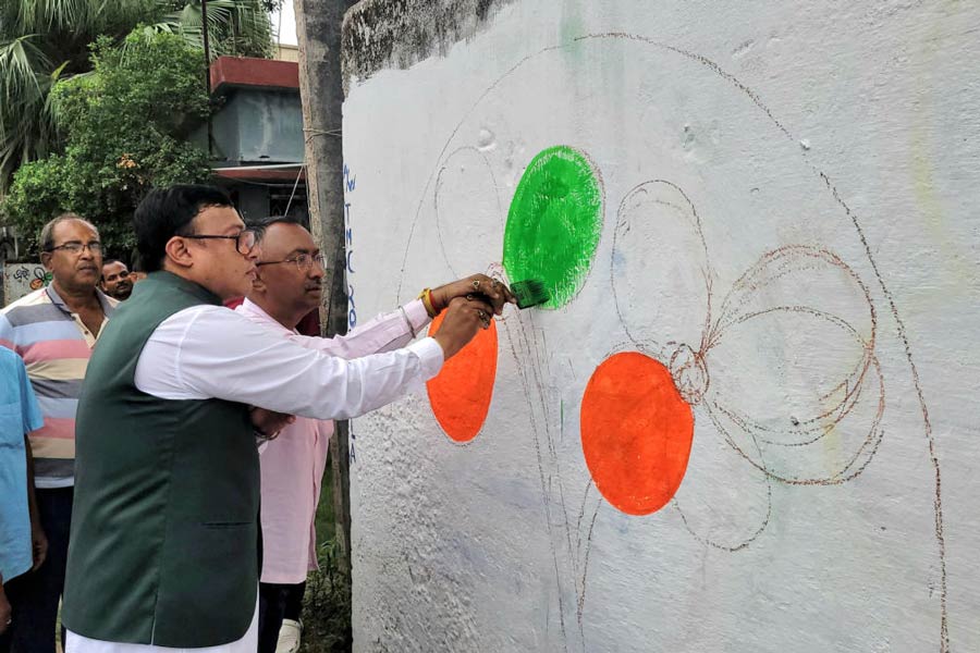 প্রচার শুরু করলেন রায়গঞ্জ বিধানসভা কেন্দ্রের উপ নির্বাচনের তৃণমূল প্রার্থী কৃষ্ণ কল্যাণী। মঙ্গলবার রায়গঞ্জ শহরের বীরণগরে।