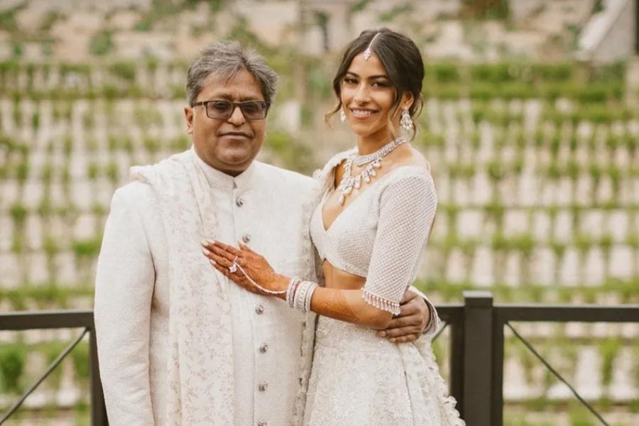 বাবা আইপিএলের প্রাক্তন অধিকর্তা। নামের সঙ্গে মিল রয়েছে বলিপাড়ার এক জনপ্রিয় অভিনেত্রীর। হাবভাবে পুরোদস্তুর বিদেশিনি তিনি। বিদেশেই নিজের ব্যবসা শুরু করেছেন আলিয়া।