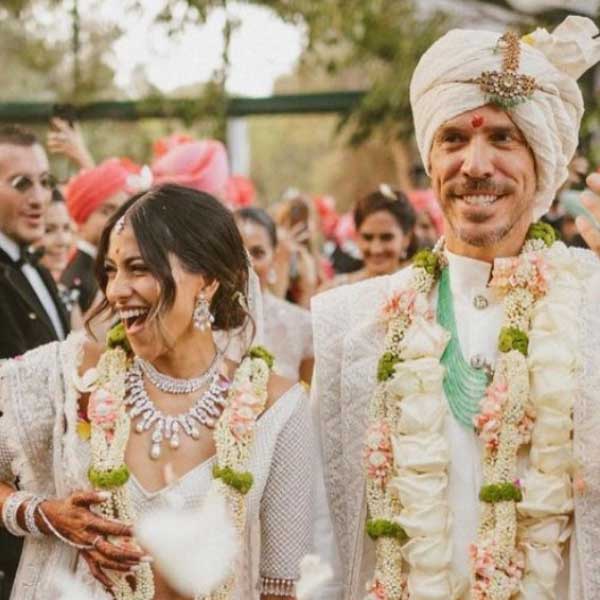 দারার সঙ্গে লন্ডনের একটি সংস্থায় টানা দু’বছর কাজ করেন আলিয়া। তার পর নিজের ব্যবসা শুরু করেন তিনি।