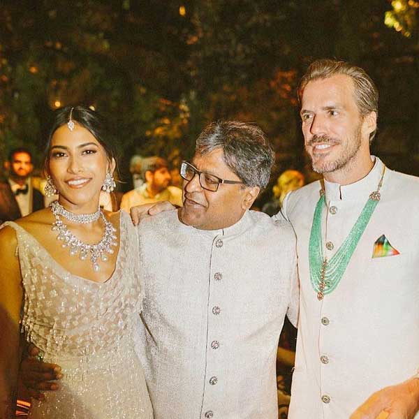 আত্মীয় এবং ঘনিষ্ঠ বন্ধুবান্ধব মিলিয়ে আলিয়ার বিয়েতে নিমন্ত্রিতদের তালিকায় ছিলেন ৬০০ জন। হিন্দু রীতিনীতি মেনেই ব্রেটের সঙ্গে বিয়ে হয়েছিল আলিয়ার। বরযাত্রী নিয়ে নৌকায় চেপে বিয়ে করতে এসেছিলেন তিনি। হিন্দি গানের সঙ্গে তাল মিলিয়ে নাচতেও দেখা গিয়েছিল ব্রেটকে।