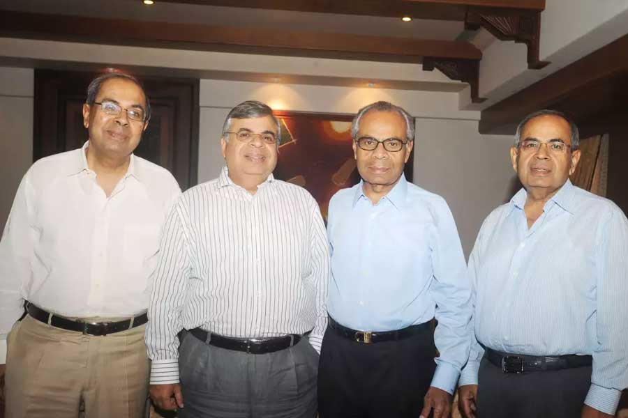 নামে ধনকুবের। অথচ খাটিয়েও ‘পয়সা’ দেন না ব্রিটেনের সবচেয়ে ধনী ভারতীয় পরিবার হিন্দুজারা। এমনই অভিযোগ উঠেছে তাঁদের বিরুদ্ধে। 