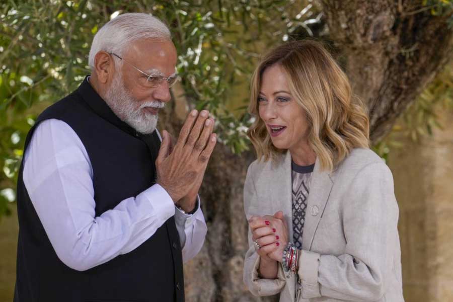জি৭ বৈঠকের এ বারের আয়োজক দেশ ছিল ইটালি। সেখানকার প্রধানমন্ত্রী জর্জিয়া মেলোনির সঙ্গে মোদীর নিজস্বী ভাইরাল হয়ে গিয়েছে।‌ দুই রাষ্ট্রপ্রধানের সুসম্পর্ক নিয়ে চর্চাও চলছে সমাজমাধ্যমে।