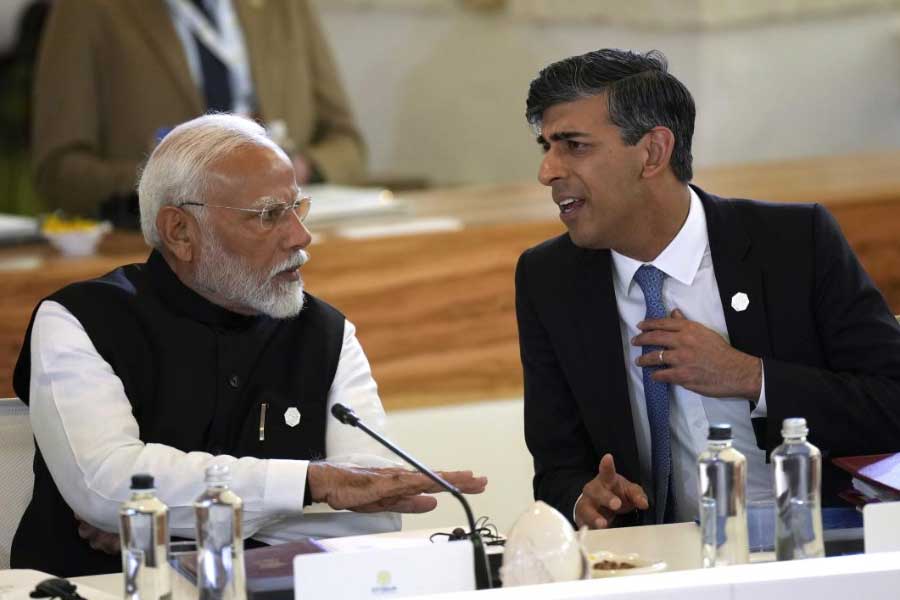 ভারত কিন্তু জি৭-এর সদস্য দেশ নয়। আদৌ ওই বৈঠকে যোগ দেওয়ার মতো পূর্ণ সদস্যপদ নেই নয়াদিল্লির। মোদী ইটালিতে গিয়েছিলেন বৈঠকে আমন্ত্রিত দেশ হিসাবে।