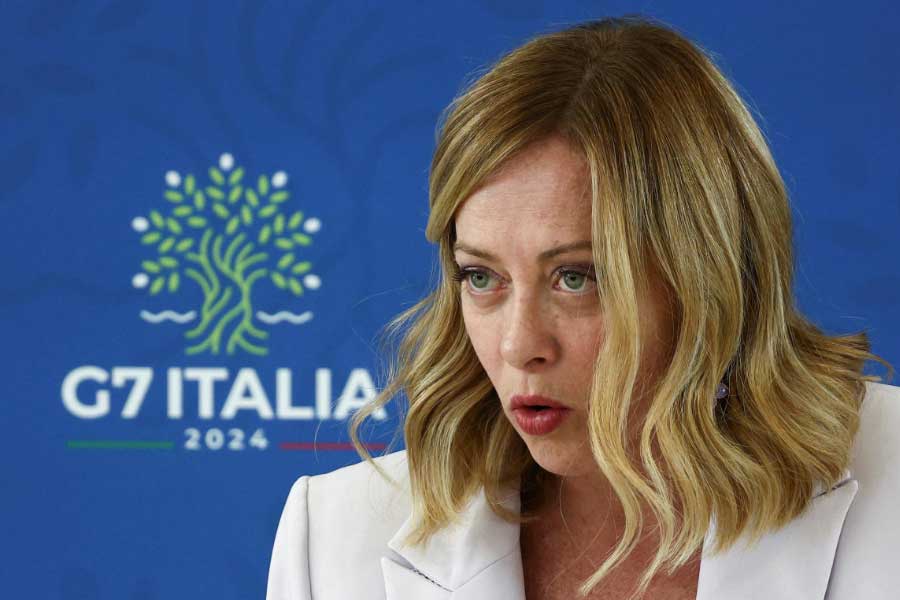 জি৭-এর আমন্ত্রণমূলক সম্মেলনে আলোচনার বিষয় ছিল কৃত্রিম বুদ্ধিমত্তা (এআই), শক্তি, আফ্রিকা এবং ভূমধ্যসাগর। মোদী ওই বৈঠকে জানান, ২০৭০ সালের মধ্যে শূন্য কার্বন নিঃসরণের লক্ষ্যমাত্রা অর্জনের জন্য ভারত কাজ শুরু করে দিয়েছে। পাশাপাশি আফ্রিকা-সহ দরিদ্র এবং অনুন্নত দেশগুলির হয়েও বৈঠকে সওয়াল করেন মোদী।