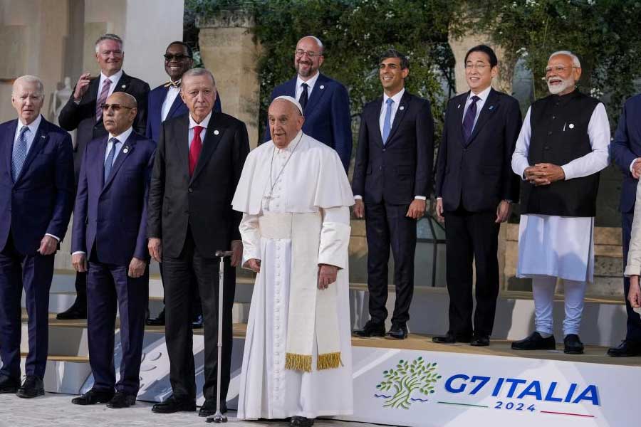 জি৭-এর পুরো কথা হল ‘গ্রুপ অফ সেভেন’। অর্থাৎ, সাতটি দেশের একটি সম্মিলিত উদ্যোগ এই জি৭। বছরে এক বার করে জি৭-এর সদস্য দেশগুলি মিলিত হয়ে গুরুত্বপূর্ণ আন্তর্জাতিক বিষয়ে আলোচনা করে এবং আন্তর্জাতিক সমস্যার সমাধান খোঁজার চেষ্টা করে।