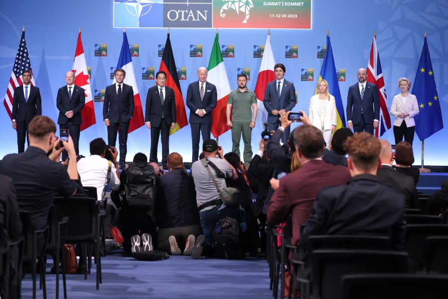 জি৭-এর সদস্য দেশ কারা? কেন সদস্য না হয়েও সেখানে ডাক পেল ভারত? এই বৈঠকে আমন্ত্রিত দেশ হিসাবে ভারতের যোগদানের তাৎপর্যই বা কোথায়? প্রশ্নগুলির উত্তর জানতে ফিরে দেখতে হবে জি৭-এর ইতিহাস।