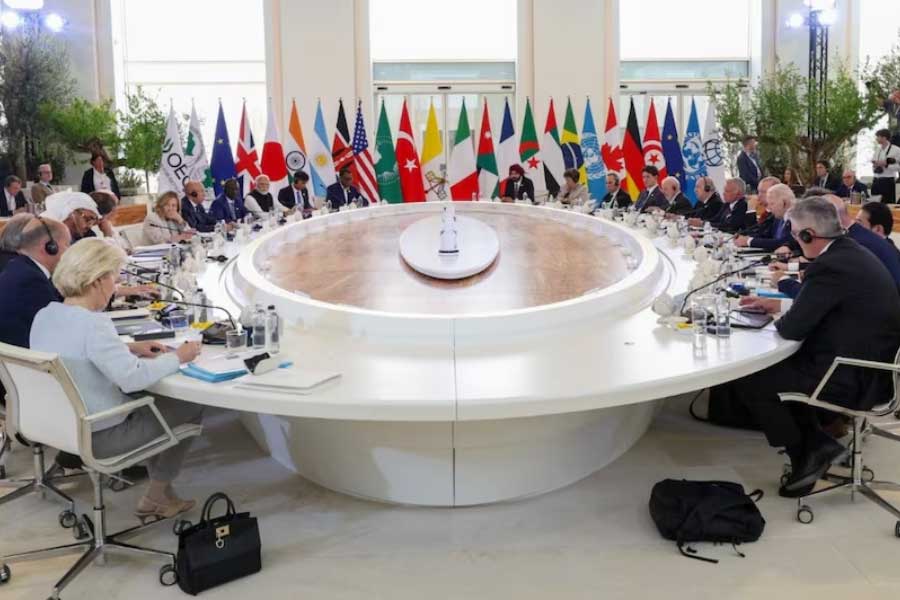 ইটালি, ফ্রান্স, কানাডা, জার্মানি, জাপান, ব্রিটেন (ইংল্যান্ড, স্কটল্যান্ড এবং আয়ারল্যান্ড) এবং আমেরিকা হল জি৭-এর সদস্য। এদের বাৎসরিক সম্মেলনের জন্য নির্দিষ্ট কোনও সদর দফতর চিহ্নিত করা নেই। বিভিন্ন সময়ে বিভিন্ন শহরে জি৭ বৈঠকের আয়োজন করা হয়।