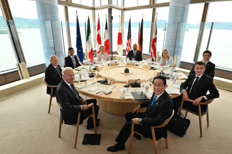 সত্তরের দশকের শুরুর দিকে আমেরিকা-সহ বিশ্বের বিভিন্ন দেশের অর্থনীতি খানিক নড়বড়ে হয়ে পড়েছিল। নেপথ্যে অন্যতম কারণ ছিল খনিজ তেলের সঙ্কট।‌ সেই প্রেক্ষাপটে গড়ে উঠেছিল জি৭।