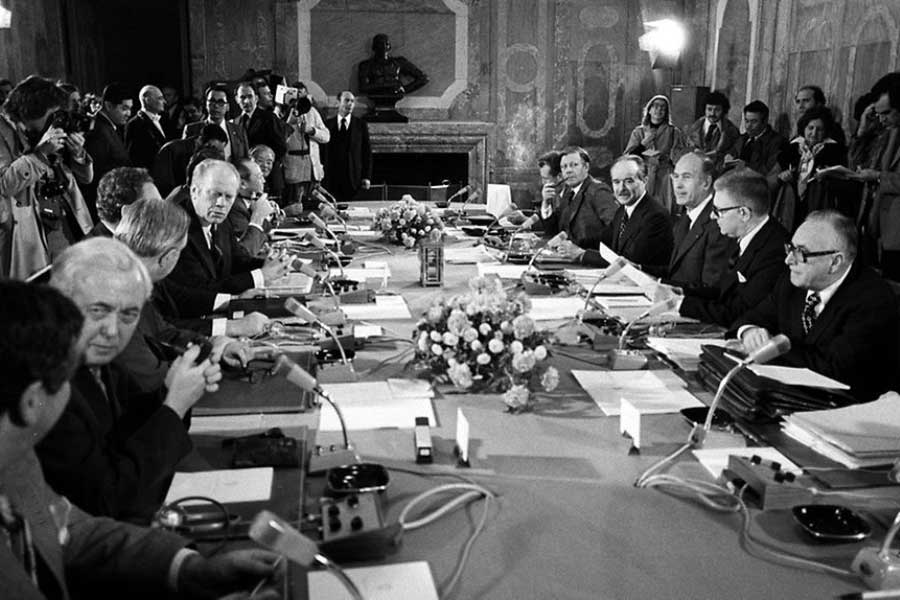 ১৯৭৩ সালে প্যারিসে একটি বৈঠককে জি৭-এর আনুষ্ঠানিক সূচনা হিসাবে ধরা হয়। এর প্রথম বৈঠক হয় ১৯৭৫ সালে। প্রথম বৈঠকে জার্মানি, আমেরিকা, ব্রিটেন, ইটালি, ফ্রান্স এবং জাপান ছিল। পরের বছর যোগ দেয় কানাডা।