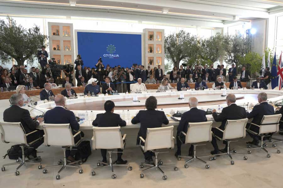 ১৯৯৮ সালে রাশিয়ার যোগাদানে জি৭ পরিণত হয় জি৮-এ। শক্তিশালী অর্থনীতি হিসাবে এই বৈঠকে তাদের গুরুত্ব এবং তাৎপর্য বৃদ্ধি পেয়েছিল। কিন্তু ২০১৪ সালে ইউক্রেনের সঙ্গে যুদ্ধে জড়িয়ে পড়া এবং ক্রিমিয়া দখলের পর জি৮ থেকে রাশিয়াকে‌ সরিয়ে দেওয়া হয়।