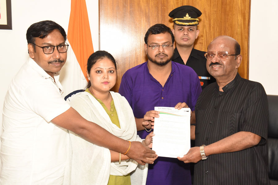 রাজ্যপাল সি ভি আনন্দ বোসের কাছে আপের প্রতিনিধিরা।