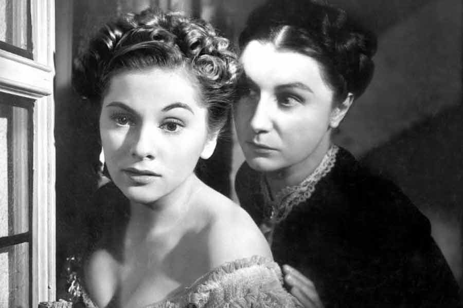 রেবেকা ছিল মাক্সিমের প্রথম পক্ষের স্ত্রীর নাম। কথকের সঙ্গে মাক্সিমের বিয়ের এক বছর আগে সে এক দুর্ঘটনায় প্রয়াত হয়। মাক্সিমের এস্টেটের হাউসকিপার মিসেস ডানভার্স ক্রমাগত নববধূর সঙ্গে প্রয়াত রেবেকার তুলনা শুরু করে। প্রকাশ্যে সে মনিবের নবোঢ়া পত্নীকে বিভিন্ন ভাবে হেনস্থাও করতে শুরু করে। বার বার মনে করিয়ে দিতে থাকে, রেবেকার সৌন্দর্যের কাছে সে কিছুই নয়।