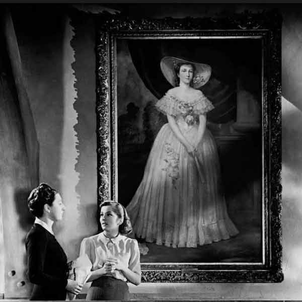 কাহিনির কথক মহিলা যখন তার স্বামীর এস্টেটে কিছু পরিবর্তন আনতে চায়, তখন মিসেস ডেনভার্স তাকে জানায়, রেবেকার এস্টেট পরিচালনার সঙ্গে তার তুলনাই চলে না। ডেনভার্সের এই তুলনা কথকের আত্মবিশ্বাসকে আহত করে।