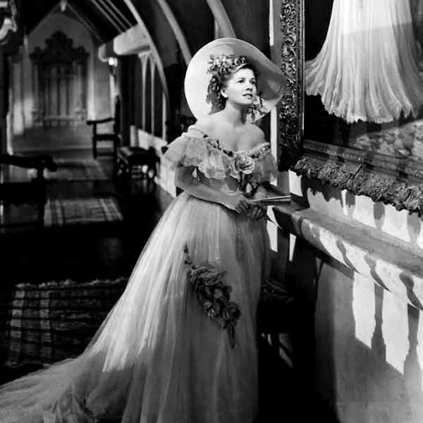 কথক ক্রমে বিশ্বাস করতে শুরু করে যে, মাক্সিম তাকে বিয়ে করার পর প্রয়াত স্ত্রীর সঙ্গে তার তুলনা করে হতাশায় ভোগে। তার মনে হতে থাকে, রেবেকার মধ্যে যে সৌন্দর্য, আকর্ষণীশক্তি এবং পরিশীলন ছিল, তা তার মধ্যে নেই। এবং ক্রমশ প্রয়াত রেবেকার সঙ্গে নিজের তুলনা করে যেতে যেতে সে প্রায় মনোবিকারগ্রস্ত হয়ে পড়ে।