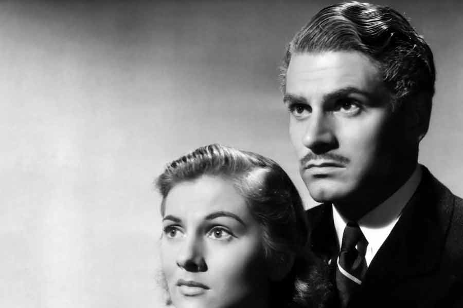 মরিয়েরের উপন্যাস এর পর রহস্যকাহিনির দিকে মোড় নেয়। বিভিন্ন ঘাত-প্রতিঘাতের মধ্যে দিয়ে ক্রমেই উন্মোচিত হতে থাকে প্রয়াত রেবেকার প্রকৃত চরিত্র। জানা যায়, মাক্সিমের সঙ্গে রেবেকার বিয়ে আদৌ সুখের ছিল না। রেবেকাও ছিল অত্যন্ত ক্রুর চরিত্রের মহিলা। স্বামী মাক্সিমের প্রতিও সে বিশ্বস্ত ছল না। শেষ পর্যন্ত মাক্সিমই তাকে হত্যা করে। এবং তার মৃতদেহটিকে এক নৌকায় ভাসিয়ে দুর্ঘটনার রূপ দেয়। এর পরে অবশ্য কাহিনি অন্য দিকে মোড় নেয়।