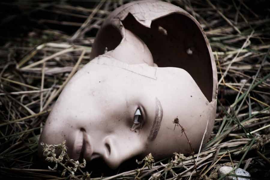 রেবেকা সিনড্রম থেকে মুক্তির উপায় তা হলে কী? মনোবিদেরা জানাচ্ছেন, ভূতপূর্ব প্রেমিক বা প্রেমিকার সঙ্গে বর্তমান সঙ্গীর তুলনা না করা সর্বাগ্রে প্রয়োজন। সেই সঙ্গে পূর্বতন সম্পর্কের স্মৃতির মধ্যে বাস করা থেকেও বিরত থাকতে হবে। না হলে অসতর্ক মুহূর্তেও তা বেরিয়ে এসে বর্তমান সঙ্গীকে আহত করতে পারে। এ দিক থেকে দেখলে আগে থেকে সাবধানি হওয়াই এর দাওয়াই। এক বার রেবেকা সিনড্রমে আক্রান্ত হলে তা থেকে মুক্তি পাওয়া যে খুব সহজ নয়, তা প্রকারান্তরে বোঝা যায়।