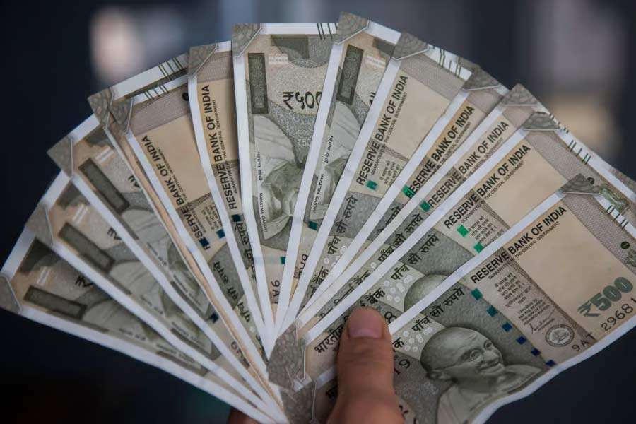 সাধারণত অন্য যে কোনও সাধারণ রাজ্যের ক্ষেত্রে কেন্দ্রীয় প্রকল্পে কেন্দ্র এবং রাজ্যের অর্থ বরাদ্দের অনুপাত ৬০-৪০ কিংবা ৭৫-২৫। অর্থাৎ, কেন্দ্র ৬০ কিংবা ৭৫ শতাংশ টাকা দিলে রাজ্যগুলিকে ৪০ কিংবা ২৫ শতাংশ টাকা দিতে হয়। 