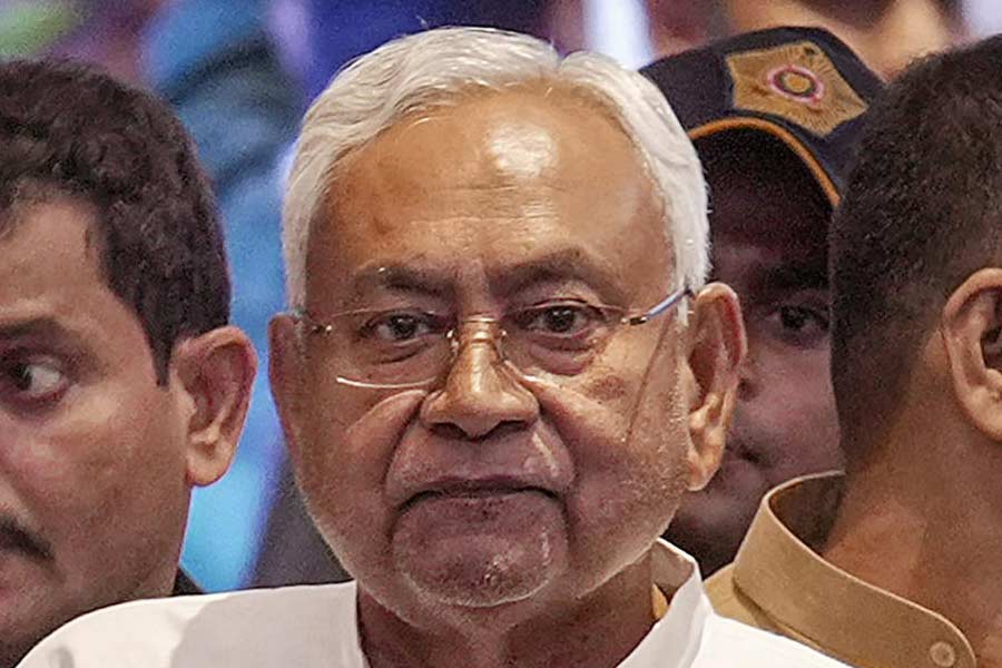 বিহারের নীতীশ সরকারের ঝুলিতে আরও যুক্তি রয়েছে। তাদের বক্তব্য, সাম্প্রতিক জাতগণনায় দেখা গিয়েছে বিহারের এক তৃতীয়াংশ মানুষ দরিদ্র। তাই তাঁদের অর্থনৈতিক এবং সামাজিক মানোন্নয়নের জন্য অর্থের প্রয়োজন। 