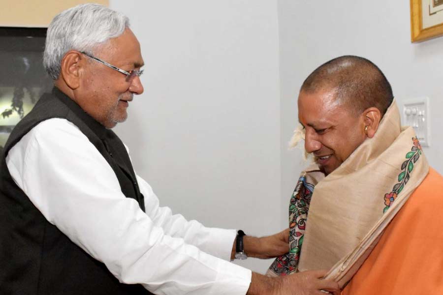 ঐতিহাসিক ভাবেই বিহার এবং উত্তরপ্রদেশের অর্থনৈতিক উন্নয়নের গতি বেশ মন্থর এবং এই দুই রাজ্যেই দারিদ্র প্রশাসকদের কাছে মাথাব্যথার বিষয়। কিন্তু এ ক্ষেত্রেও মূলত সরকারগুলির আইনশৃঙ্খলা পরিস্থিতি নিয়ন্ত্রণ করতে না পারা, সকলের জন্য শিক্ষার সমান সুযোগ তৈরি করতে না পারাকে দোষ দেন বিশেষজ্ঞদের একাংশ।