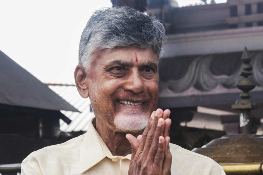 চন্দ্রবাবুর যুক্তি শিল্পসমৃদ্ধ হায়দরাবাদ তেলঙ্গানায় চলে যাওয়ায় ভাঁড়ারে টান পড়েছে অন্ধ্রের। কিন্তু তার জন্য দক্ষিণের এই রাজ্যকে বিশেষ রাজ্যের তকমা দেওয়ার আর্জি কতটা যুক্তিযুক্ত, তা নিয়ে প্রশ্ন রয়েছে।