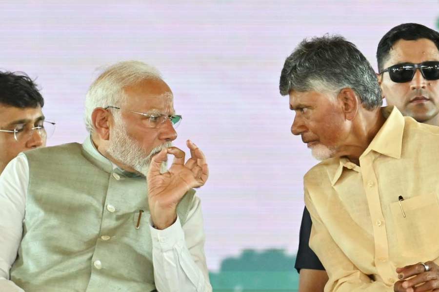 অনেক ক্ষেত্রেই অভিযোগ উঠেছে যে, বিভিন্ন রাজ্যের ক্ষমতাসীন দলগুলি রাজনৈতিক স্বার্থে এই তকমাকে কাজে লাগাতে চেয়েছে। যেমন অন্ধ্রকে বিশেষ রাজ্যের তকমা না দেওয়ায় ২০১৮ সালে এনডিএ ছেড়ে দেন চন্দ্রবাবু। জানা গিয়েছিল, ঘরোয়া রাজনীতিতে চাপের মুখে পড়েই তিনি এই সিদ্ধান্ত নেন। কারণ তিনি অন্ধ্রের জনগণকে আশ্বাস দিয়েছিলেন যে, ক্ষমতায় এসে বিশেষ রাজ্যের তকমা ছিনিয়ে আনবেন।