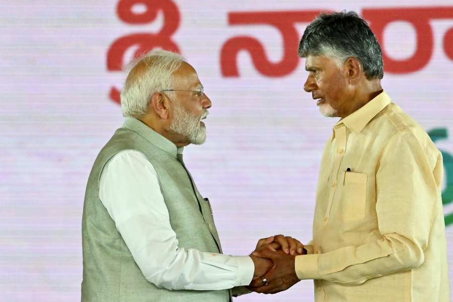 ছ’বছর পর ফের এনডিএ-সঙ্গী হয়ে চন্দ্রবাবু ফের নিজের পুরনো দাবিকে ভাসিয়ে দিয়েছেন। তবে কতটা সফল হবেন, তা নিয়ে সংশয় রয়েছে। ২০১৫ সালে দেশের তৎকালীন অর্থমন্ত্রী, অধুনা প্রয়াত অরুণ জেটলি চতুর্দশ অর্থ কমিশনের প্রসঙ্গ উল্লেখ করে জানিয়েছিলেন, বিশেষ রাজ্যের তকমা না দেওয়া হলেও অন্ধ্রকে বেশ কিছু আর্থিক সুবিধা দেওয়া হবে।