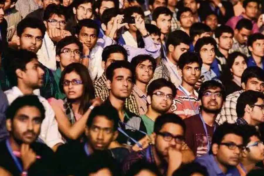 তবে বিশেষ রাজ্যের তকমা পাওয়ার বিষয়টি এখন অর্থনৈতিক, ভৌগোলিক কিংবা সামাজিক মানদণ্ডে নয়, এখন রাজনৈতিক ভাবেই নির্ধারিত হবে। কারণ রাজনৈতিক বাধ্যবাধকতা থেকে বিহার এবং অন্ধ্রকে কিছু বিশেষ সুবিধা দিতে পারে কেন্দ্র। কিন্তু সেটিকে সরকারি ভাবে বিশেষ রাজ্যের তকমা বলা হবে কি না, তা নিয়ে সংশয় রয়েছে। 