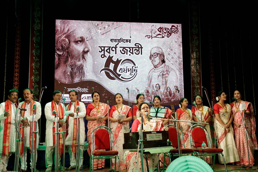 সঙ্গীত পরিবেশনে শিল্পীরা। —নিজস্ব চিত্র।