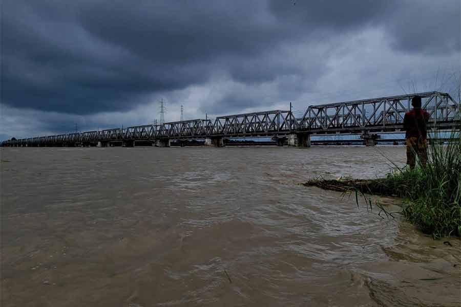 বিপদজনক ভাবে বইছে তিস্তা, জারি হল লাল সতর্কতা, ভারী বৃষ্টির পুর্বাভাস চলছেই জলপাইগুড়িতে।