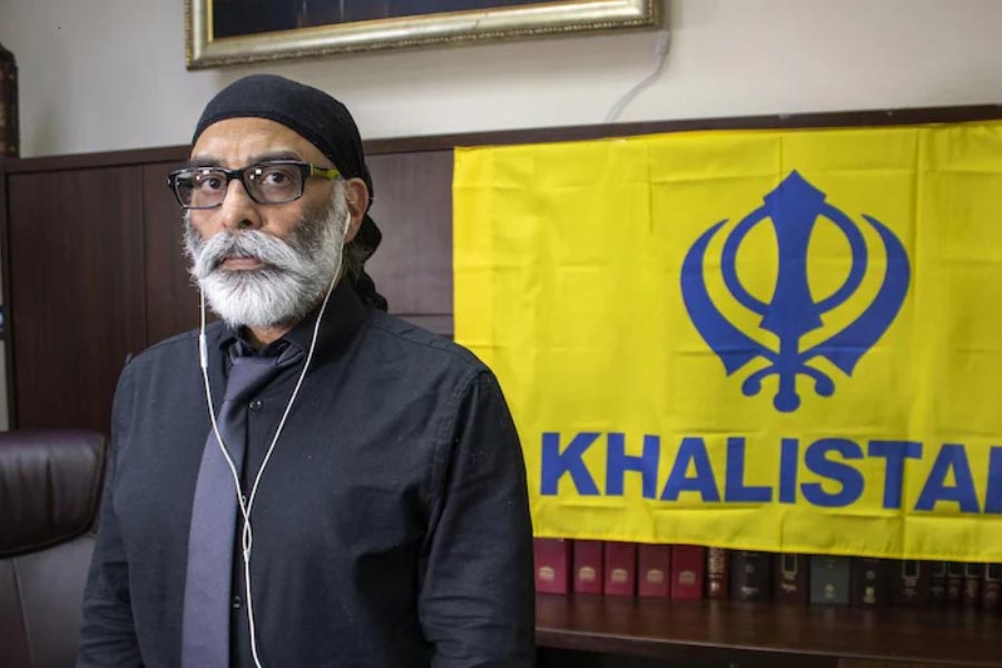 গুরপতবন্ত সিংহ পন্নুন। আমেরিকা নিবাসী খলিস্তানপন্থী বিচ্ছিন্নতাবাদী নেতা। তাঁকে কেন্দ্র করে সম্প্রতি আলোড়ন তৈরি হয়েছে ভারত এবং আমেরিকার দ্বিপাক্ষিক সম্পর্কে। অভিযোগ, আমেরিকার মাটিতে দাঁড়িয়ে পন্নুনকে খুন করার চক্রান্ত করা হয়েছিল।