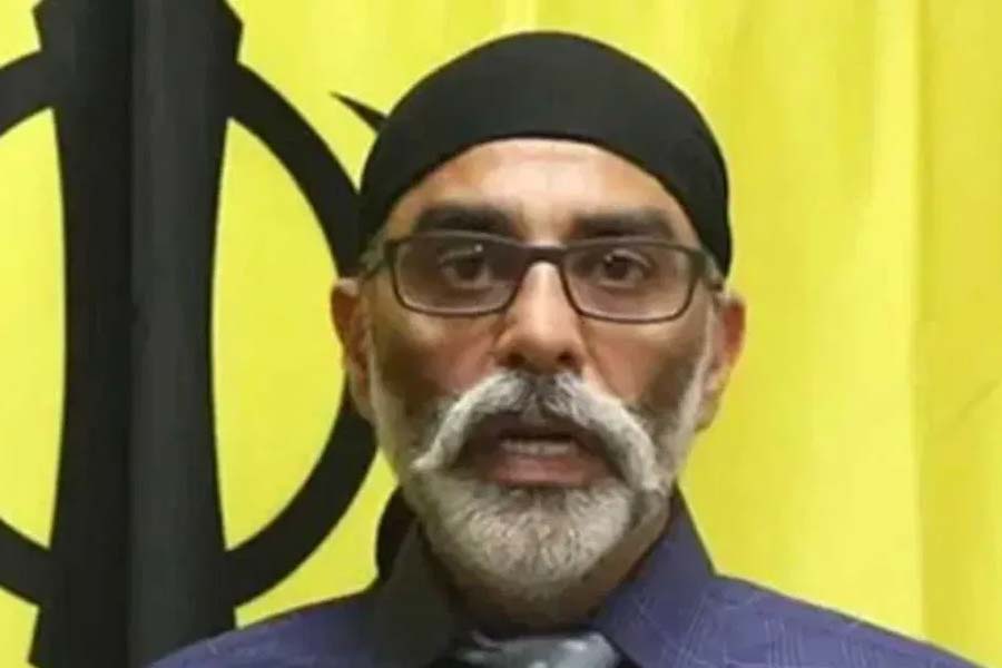 হঠাৎ করে আমেরিকান আধিকারিকদের বার বার ভারতে আসার সঙ্গে পন্নুন মামলার যোগ খুঁজে পাচ্ছেন অনেকে। তাঁদের দাবি, ভারতকে বাড়তি চাপে রাখতে এটি আমেরিকার ‘কৌশল’ হতে পারে। সেই কারণেই ঘন ঘন সেখানকার আধিকারিকেরা এ দেশে আসছেন।