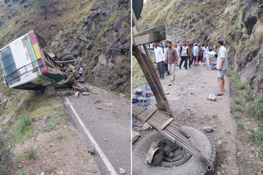 উল্টে গিয়েছে দুর্ঘটনাগ্রস্ত বাসটি। শুক্রবার হিমাচল প্রদেশের শিমলায়।