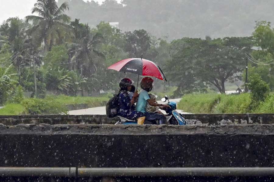 অবশেষে দক্ষিণে এল বর্ষা।