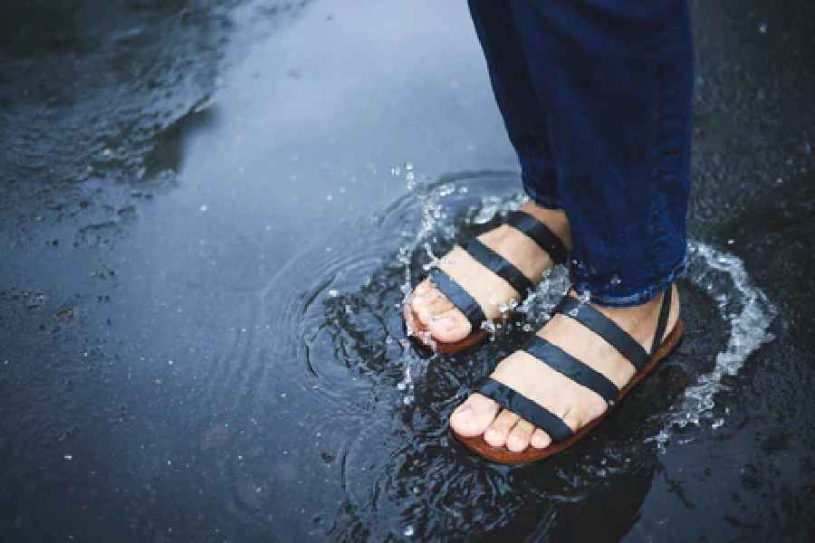 Tips to choose the best monsoon footwear