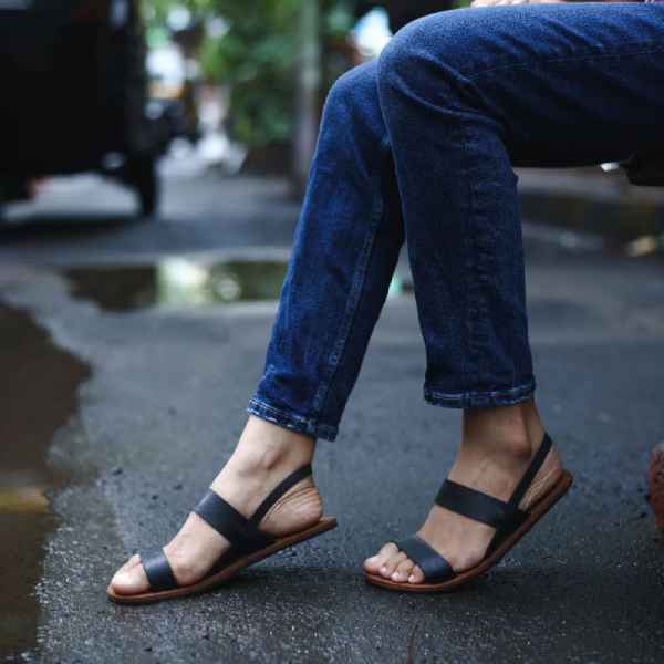 Tips to choose the best monsoon footwear