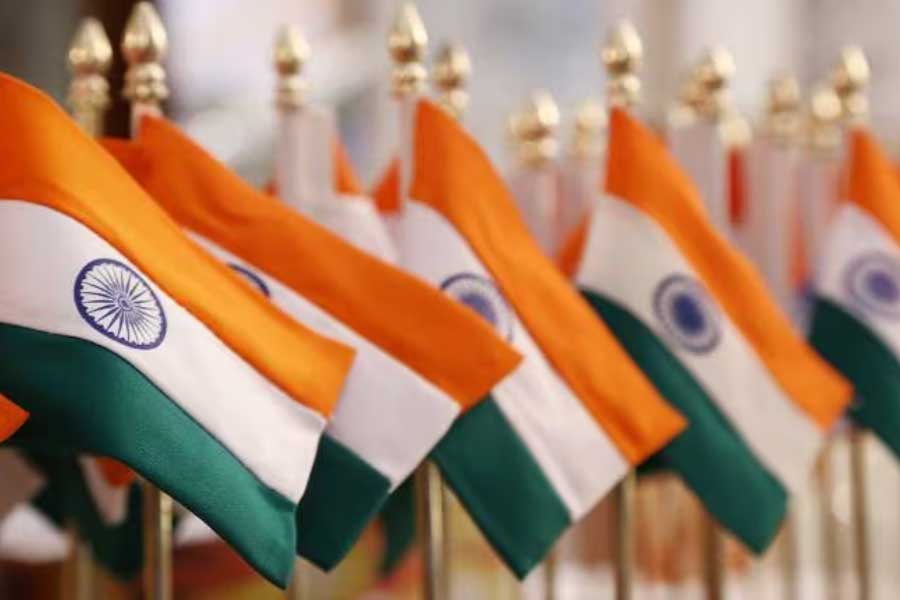 প্রশ্ন হল, আমেরিকা এবং চিনের নেতৃত্বে বিশ্ব যদি সত্যিই আবার দ্বিমেরুতে বিভাজিত হয়, সে ক্ষেত্রে ভারতের অবস্থান কী হবে? কী করা উচিত হবে ভারতের? আসন্ন পরিস্থিতিতে নয়াদিল্লির বর্তমান নীতি কি আদৌ কাজে লাগবে? 