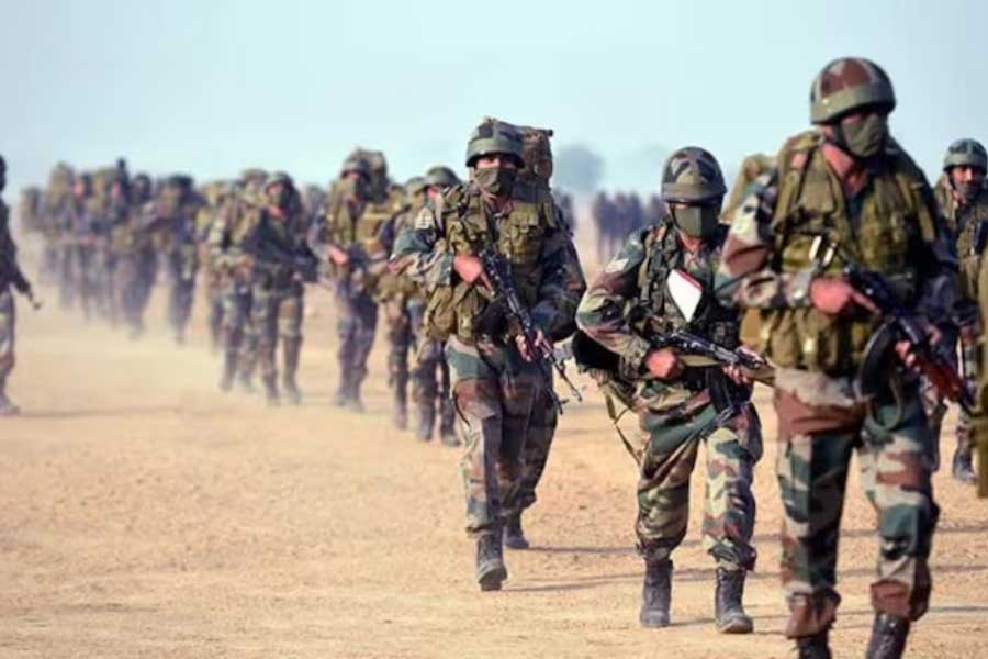 চিন ভারতের পড়শি হলেও তাদের সঙ্গে নয়াদিল্লির সম্পর্ক আদায়-কাঁচকলায়। সীমান্ত এলাকায় বার বার চিন এবং ভারতের সেনাবাহিনীর মধ্যে সংঘর্ষের খবর পাওয়া যায়। তুলনায় আমেরিকার সঙ্গে ভারতের সম্পর্ক অনেক বেশি ঘনিষ্ঠ। 