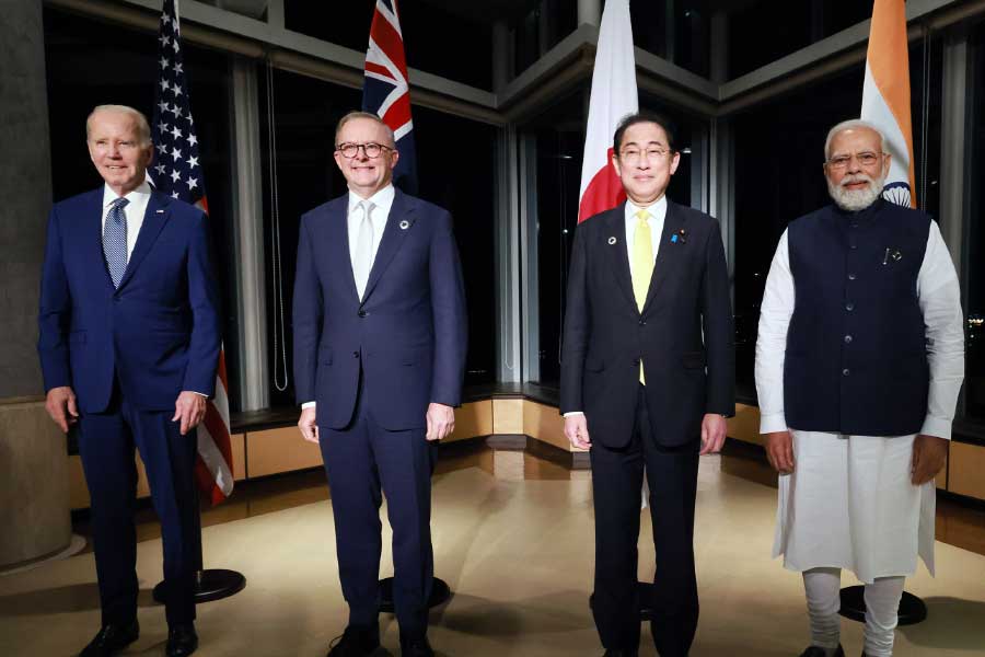 বিভিন্ন আন্তর্জাতিক গোষ্ঠীর সঙ্গে ভারতের যোগ আসলে নয়াদিল্লির আন্তর্জাতিক নীতি স্পষ্ট করে। যেমন, ভারত কোয়াডের অন্যতম সদস্য। আমেরিকা, অস্ট্রেলিয়া এবং জাপানের সঙ্গে কোয়াডে ইন্দো-প্রশান্ত মহাসাগরীয় অঞ্চলের হিতাহিত প্রসঙ্গে আলোচনা করে নয়াদিল্লি। 