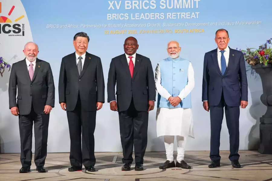 একই ভাবে ভারত আবার আমেরিকার প্রতিদ্বন্দ্বী চিন, রাশিয়ার সঙ্গে ব্রিকস নামক সংগঠনেও শামিল। ব্রিকসের সদস্য দেশের মধ্যে দক্ষিণ আফ্রিকা এবং ব্রাজিলও রয়েছে। ২০২৪ সালে এই সংগঠনে মিশর, ইরান, ইথিওপিয়া, সৌদি আরব এবং সংযুক্ত আরব আমিরশাহিকেও আমন্ত্রণ জানানো হয়েছে।