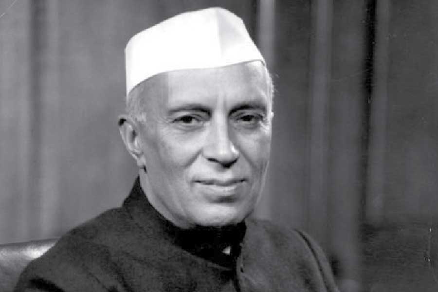 এই প্রেক্ষাপটে ১৯৬২ সালের ইতিহাস ফিরে দেখা দরকার। ভারত এবং চিন সে বছর যুদ্ধে জড়িয়ে পড়েছিল। চিনের সঙ্গে যুদ্ধ চলাকালীন ভারতের তৎকালীন প্রধানমন্ত্রী জওহরলাল নেহরু আমেরিকার সাহায্য চেয়েছিলেন।