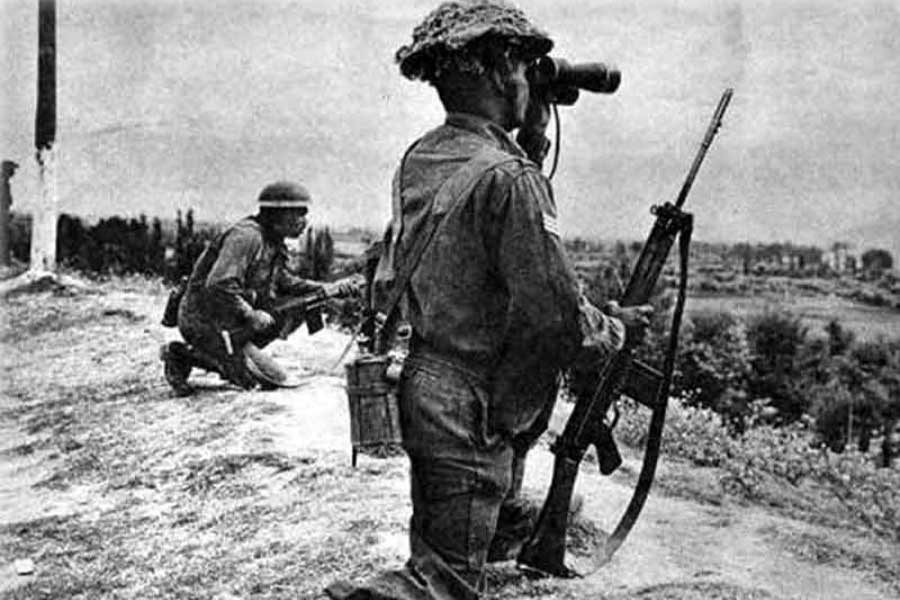 অর্থাৎ, প্রয়োজনের সময়ে মুখ ফিরিয়ে নেওয়ার প্রবণতা রয়েছে আমেরিকার। অতীতে তার সাক্ষীও থেকেছে ভারত। ১৯৭১ সালে বাংলাদেশের মুক্তিযুদ্ধের সময়ে আমেরিকা ভারতের পাশে থাকেনি। বরং তারা পাকিস্তানকে সাহায্য করেছিল।