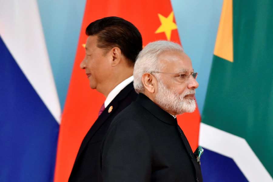 পর্যবেক্ষকেরা কেউ কেউ আবার এ-ও বলছেন, আমেরিকা নির্ভরশীলতা কমিয়ে ভারতের উচিত বাস্তব পরিস্থিতি বিবেচনা করা এবং সন্তর্পণে আন্তর্জাতিক নীতি স্থির করা। প্রয়োজনে চিনকেও হাতে রাখতে হতে পারে নয়াদিল্লির।