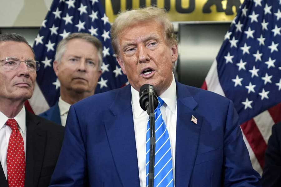 বর্তমান পরিস্থিতিতে ভারতের সমস্যা না হলেও আগামী দিনের নিশ্চয়তা দিতে পারছেন না কেউ। আমেরিকায় নির্বাচন আসন্ন। সেখানে ডোনাল্ড ট্রাম্প আবার ক্ষমতায় এলে তাঁর নীতি ভিন্ন হতে পারে।