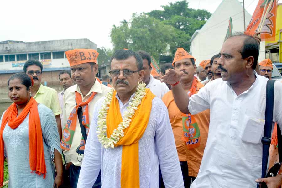 বিজেপির সমর্থকদের নিয়ে মনোনয়ন জমা দিলেন নির্দল প্রার্থী সত্যজিৎ মজুমদার।