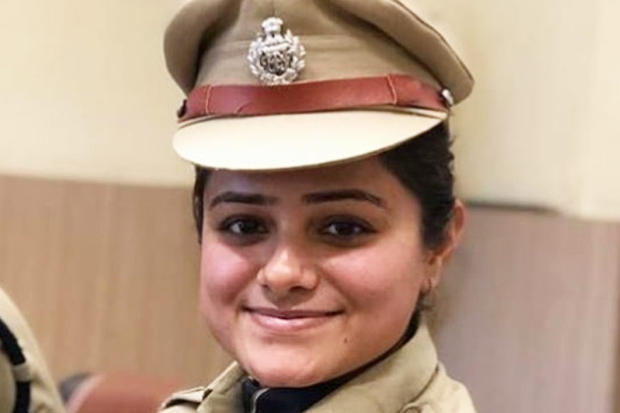 Woman cracked UPSC while doing govt job won rs 1 crore in KBC