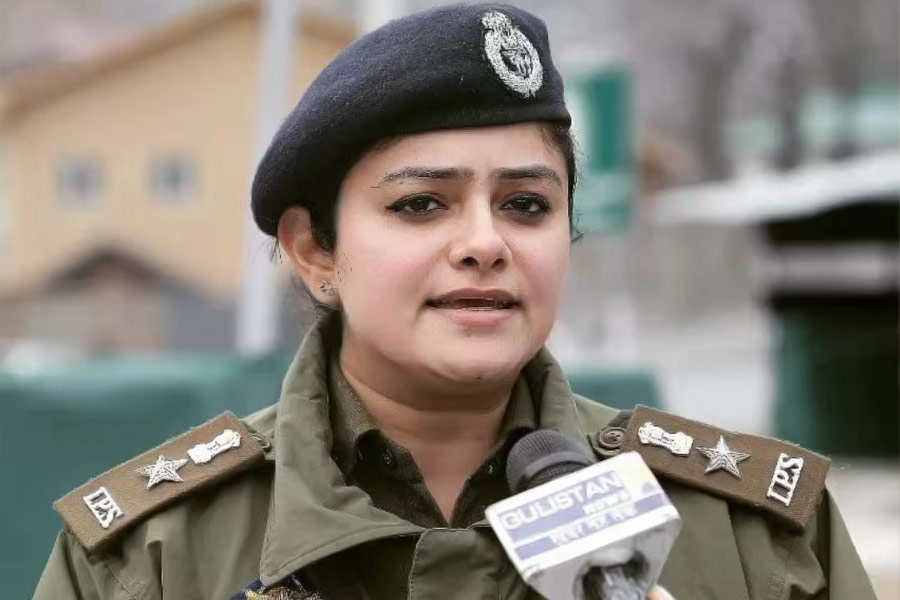 Woman cracked UPSC while doing govt job won rs 1 crore in KBC