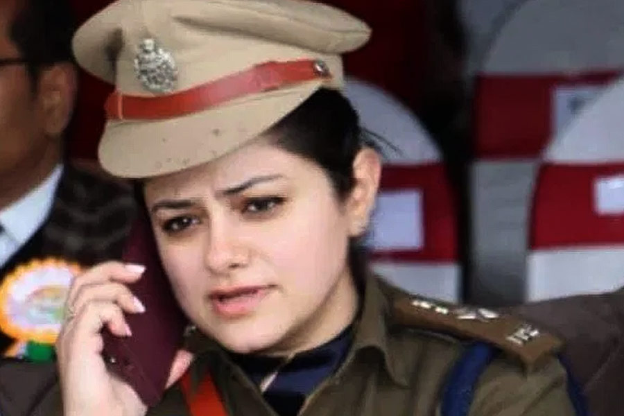 Woman cracked UPSC while doing govt job won rs 1 crore in KBC