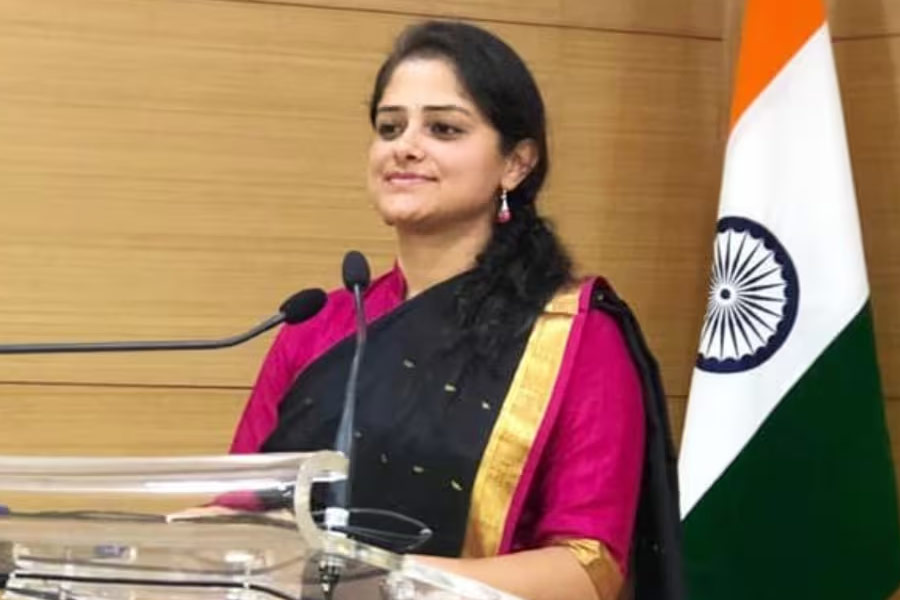 Woman cracked UPSC while doing govt job won rs 1 crore in KBC