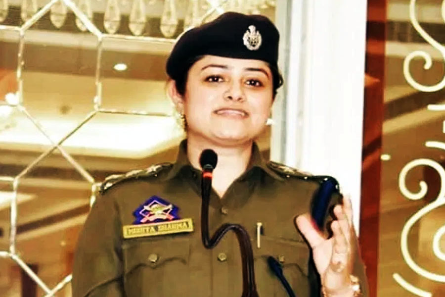 Woman cracked UPSC while doing govt job won rs 1 crore in KBC